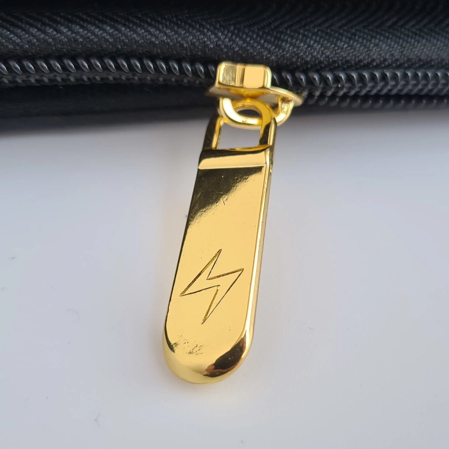 Ultra PRO – Elite Series: Premium Pro-Binder Pikachu - 12 Fächer pro Seite, mit Reißverschluss (480 Karten)