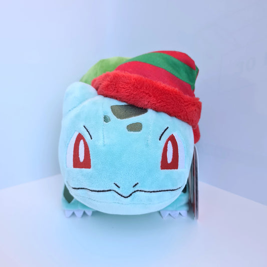 Pokémon – Bisasam mit Weihnachtsmütze Plüschfigur (20 cm) – Holiday Edition