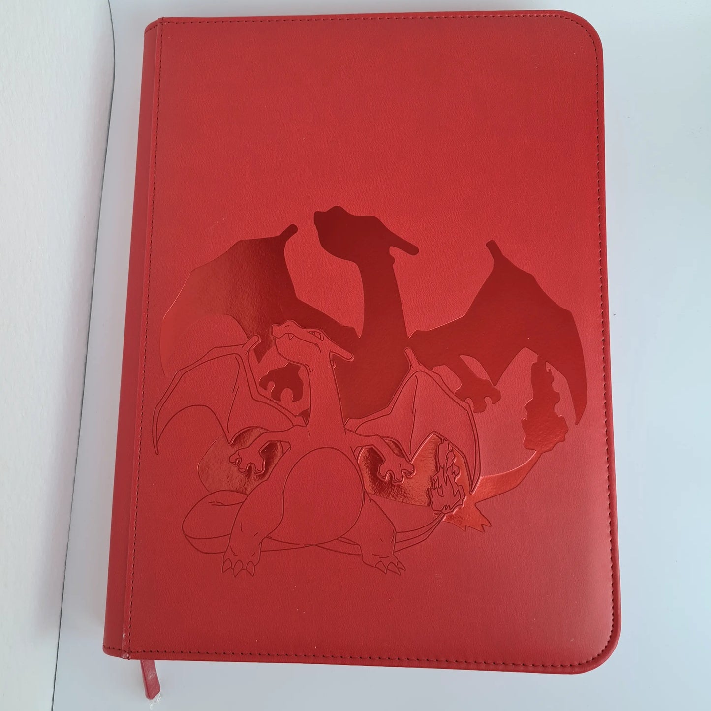 Ultra PRO – Elite Series: Premium Binder Glurak / Charizard- 9 Fächer pro Seite, mit Reißverschluss (360 Karten)