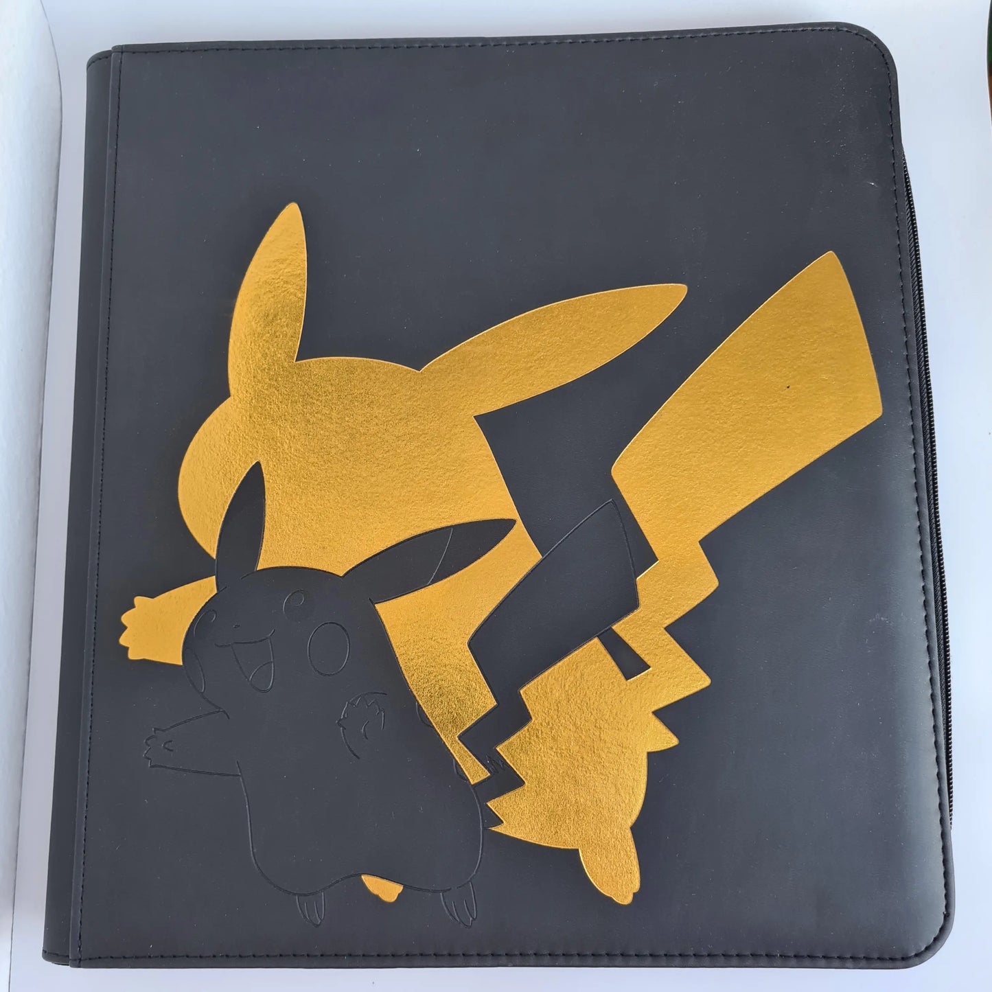Ultra PRO – Elite Series: Premium Pro-Binder Pikachu - 12 Fächer pro Seite, mit Reißverschluss (480 Karten)