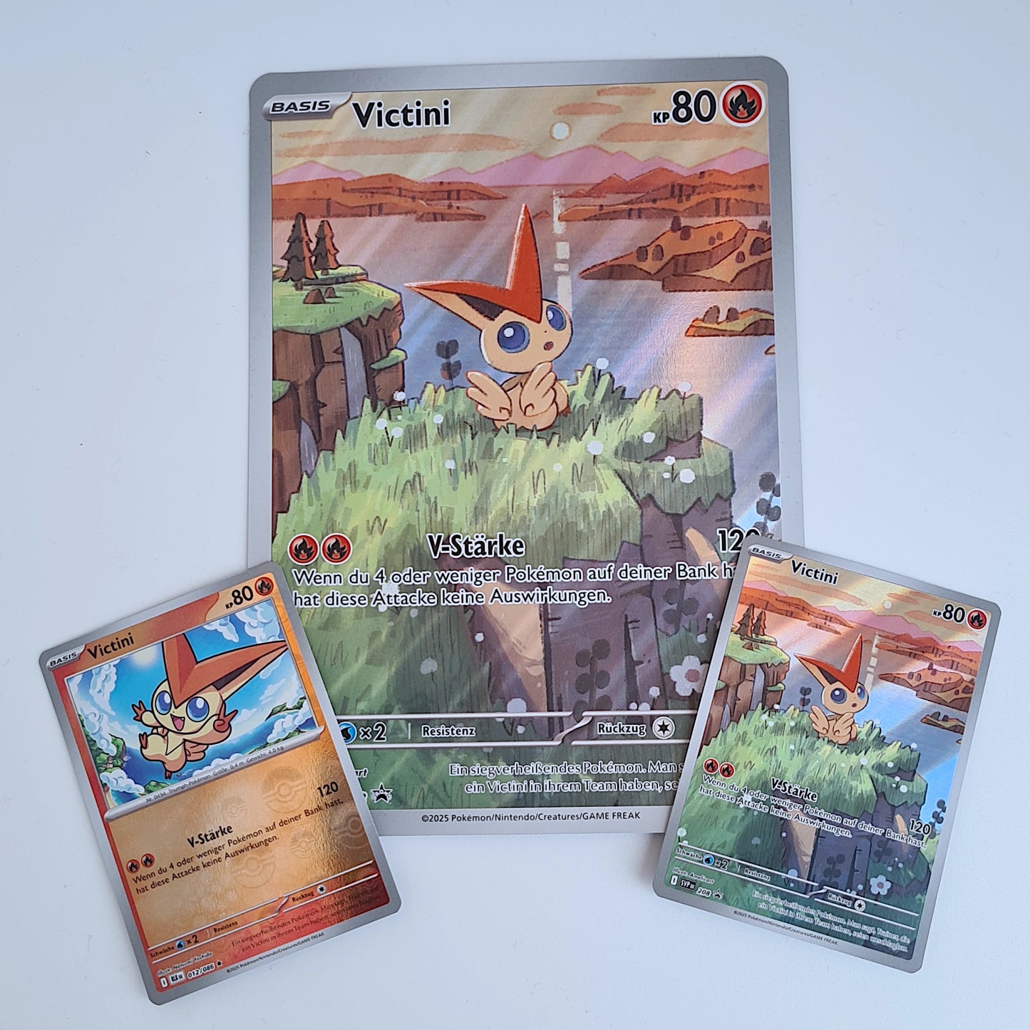 Pokémon Illustrations Kollektion Victini - Schwarze Blitze & Weiße Flammen (Deutsch)
